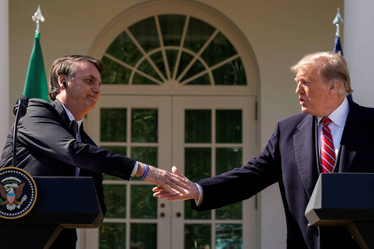 Bolsonaro cumprimenta Trump na Casa Branca, em Washington