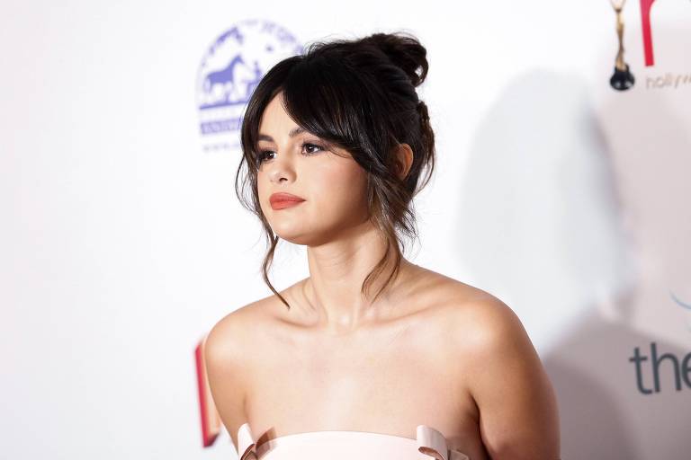 Selena Gomez fala sobre primeiro beijo com Dylan Sprouse: 'Um dos piores dias da minha vida'