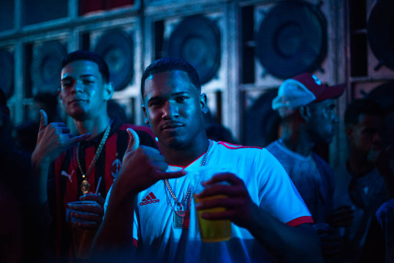 Bailes funk no Complexo da Maré, no Rio