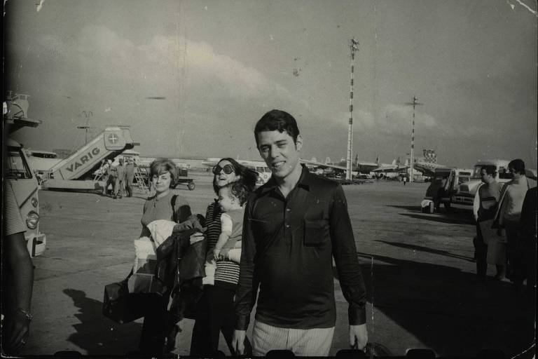 Chico Buarque, acompanhado de Marieta Severo e da filha Silvia, no desembarque no Galeão em 1970