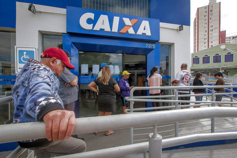 Fila em frente à agência da Caixa Econômica Federal em Sapopemba, na zona leste da capital paulista