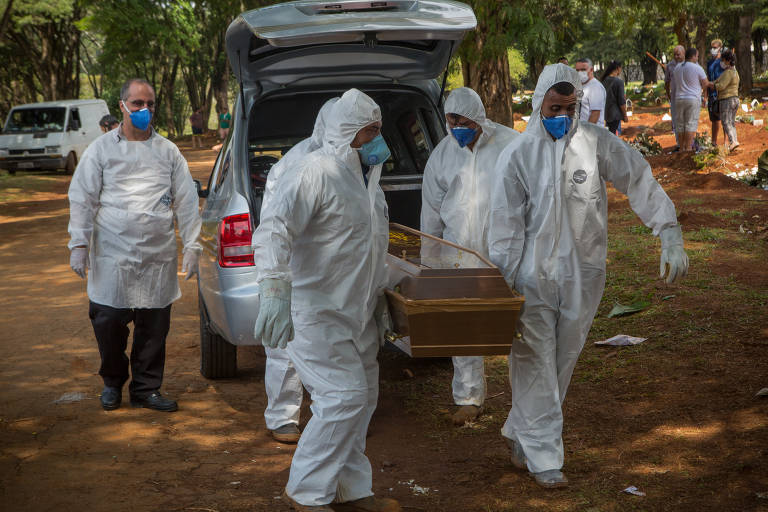 Cemitério Vila Formosa enterra pessoas mortas por suspeita de coronavírus