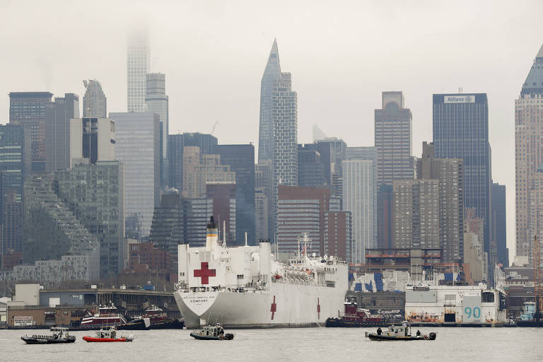 O navio-hospital da Marinha americana USNS Comfort, que atracou em Manhattan na segunda-feira (29)