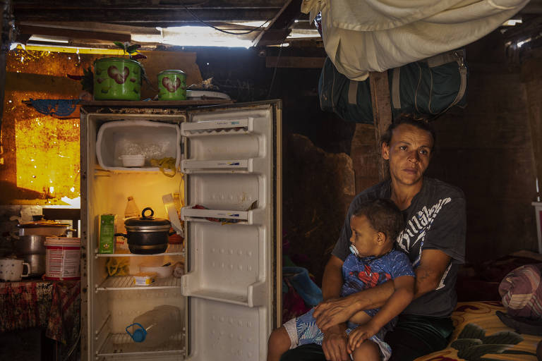 Fome se alastra na pandemia e crianças comem só arroz