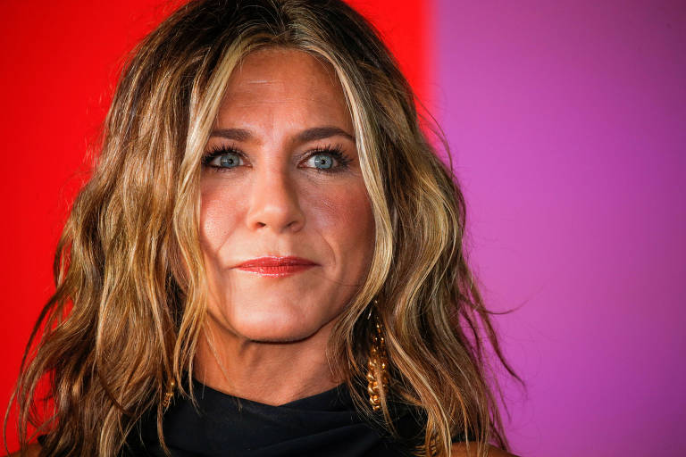 Jennifer Aniston doa US$ 10 mil para enfermeira infectada e revela ter agorafobia