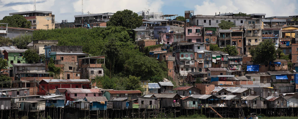 Casas de palafita sobre rio 