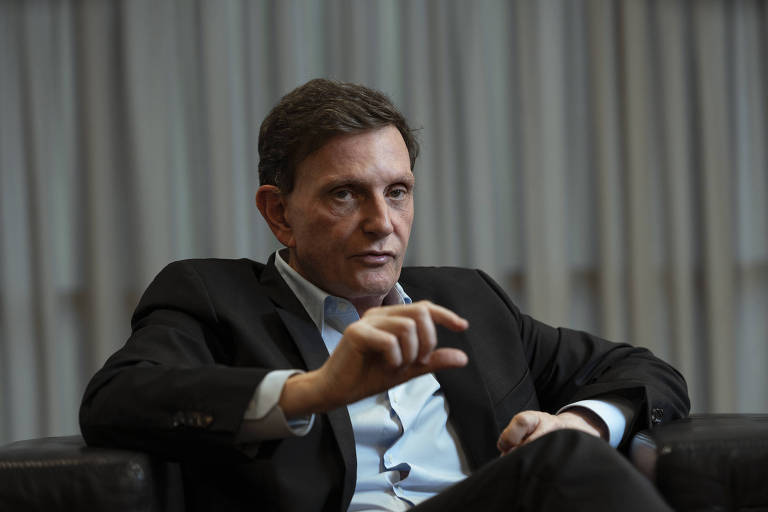 O prefeito do Rio de Janeiro, Marcelo Crivella, em seu gabinete durante entrevista à Folha