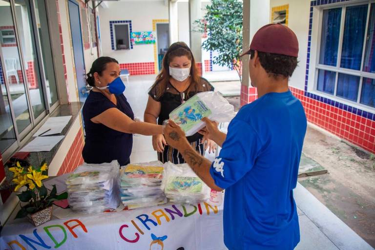 Distribuição de merenda em escola na crise do coronavírus