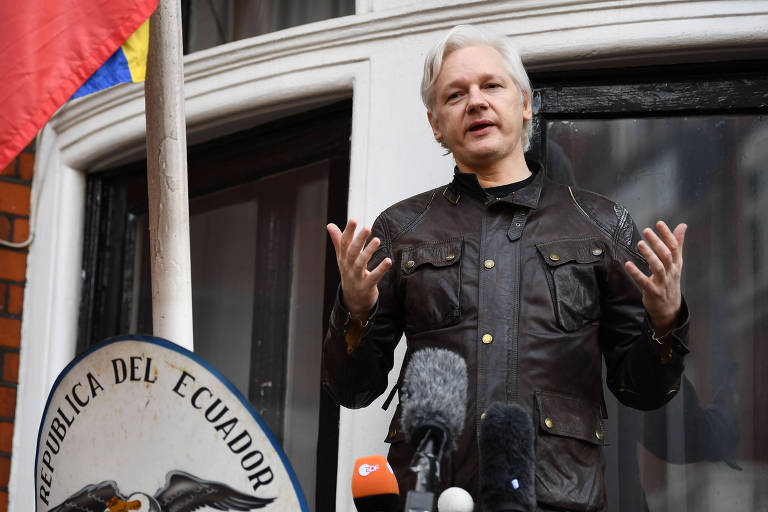 O australiano Julian Assange discursa dentro da embaixada do Equador em Londres em 2017 