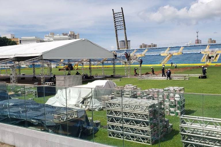 Hospital de campanha em construção em estádio de Fortaleza