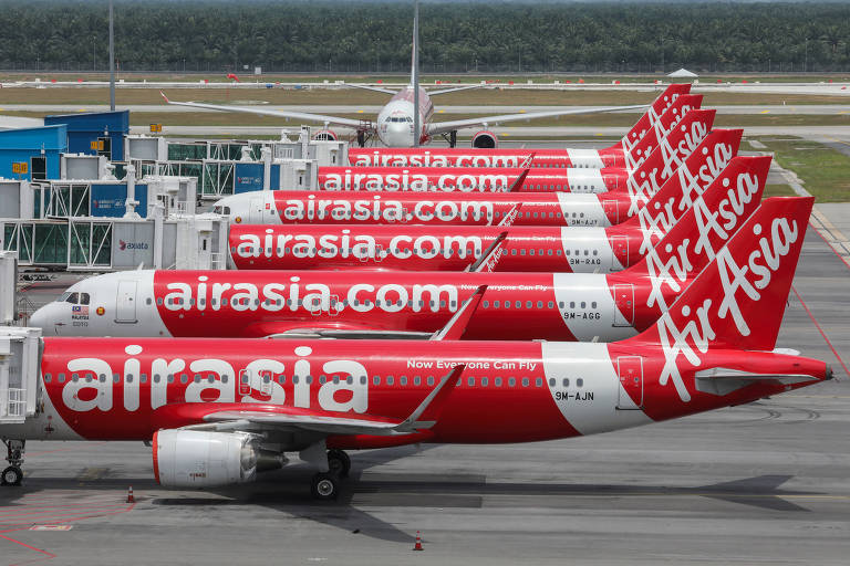 Aviões parados em aeroportos