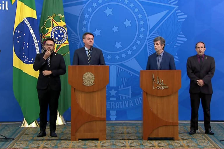 O presidente Jair Bolsonaro ao lado do novo ministro da Saúde, Nelson Teich