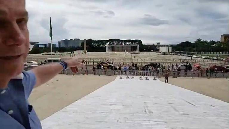 O presidente Jair Bolsonaro aponta para o STF em vídeo gravado no alto da rampa do Planalto, em Brasília, ao comentar decisão da corte de que estados e municípios têm autonomia para determinar o isolamento social em meio à pandemia do coronavírus