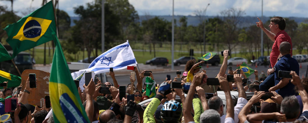 O presidente Jair Bolsonaro cumprimenta apoiadores diante do QG do Exército em Brasília

