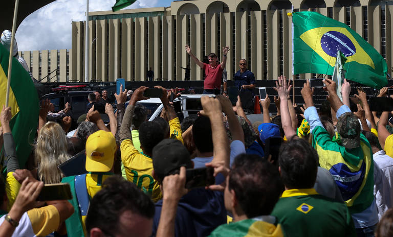 Bolsonaro discursa para apoiadores em Brasília