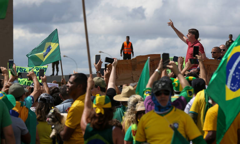 Bolsonaro discursa para apoiadores em Brasília