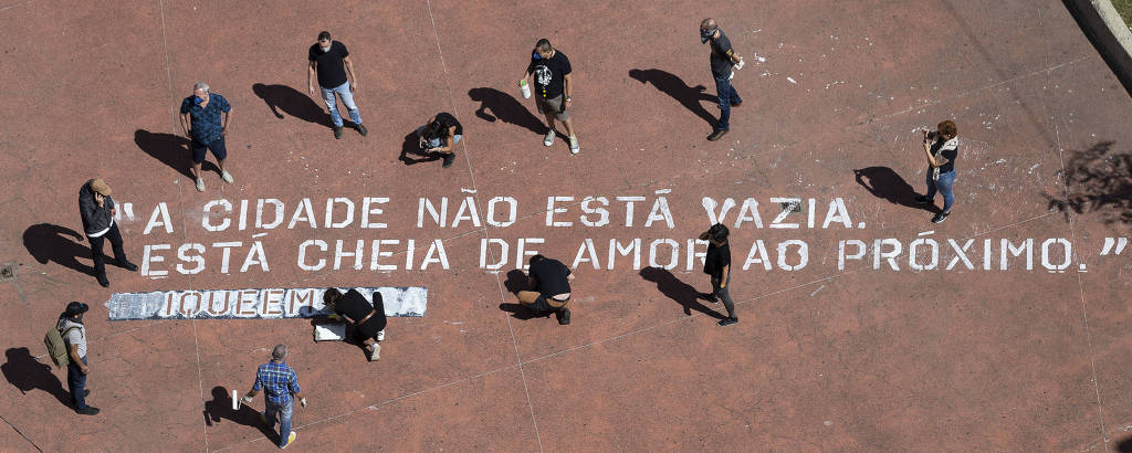 Grupo de voluntários responsável pela intervenção termina a ação com a hashtag fiqueemcasa, em mensagem de otimismo pintada na praça Roosevelt, no centro de São Paulo; ao todo, 25 localidades vão receber as frases a partir desta segunda (20) 