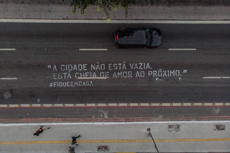 Intervenção artística na rua da Consolação, região central de São Paulo, com o objetivo de alertar os paulistas com a #fiqueemcasa