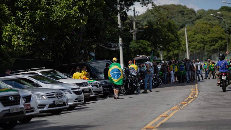 Carreata em São Paulo pede fim do isolamento social