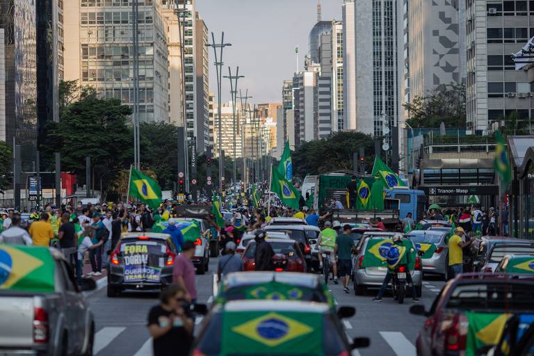 Carreata em São Paulo pede fim do isolamento social