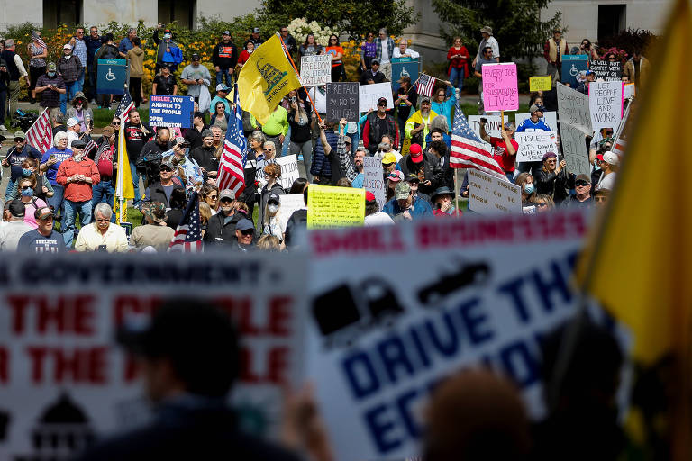 Centenas de pessoas se aglomeram para protestar contra as ordens de restrição em Olympia, no estado de Washington