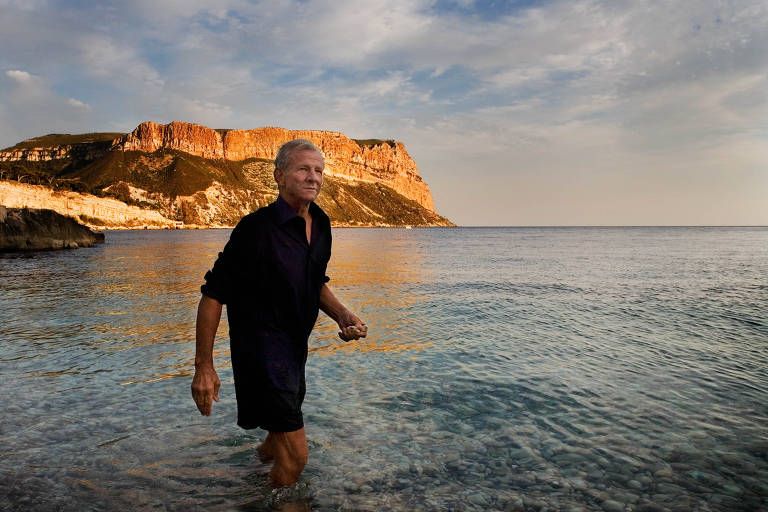 O fotógrafo americano Peter Beard, retratado pelo brasileiro Marcio Scavone 