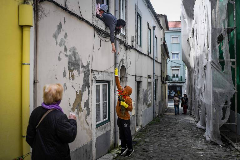 Portugueses celebraram dia da Revolução dos Cravos das janelas durante a pandemia
