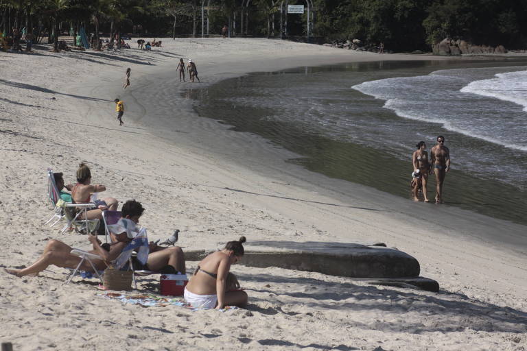 banhistas sentados na praia