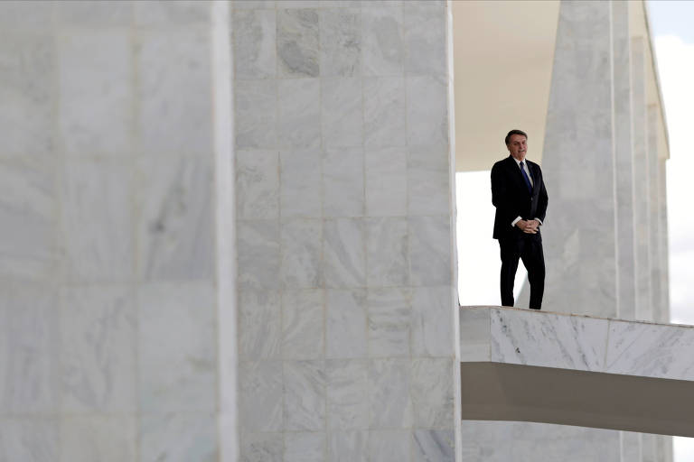 Bolsonaro sai à rampa do Palácio do Planalto na manhã desta segunda-feira (27)