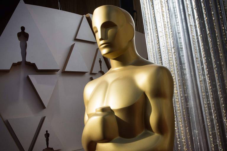 Grande boneco dourado imitando a estatueta do Oscar no tapete vermelho da premiação