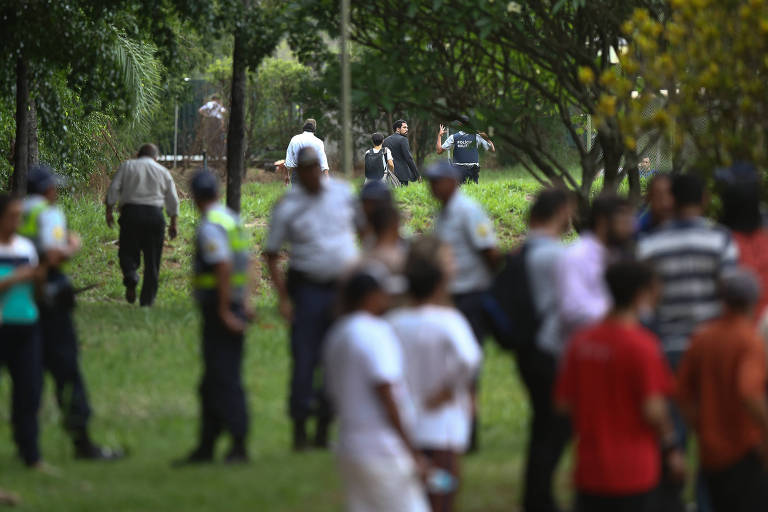 Grupo ligado ao opositor Juan Guaidó deixa embaixada da Venezuela, em Brasília, escoltado por policiais