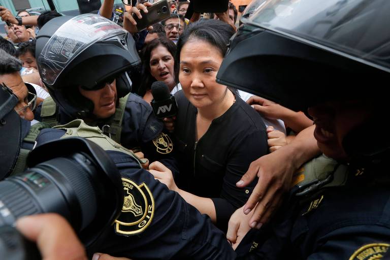 keiko fujimori cerca de policiais que a separam de multidão