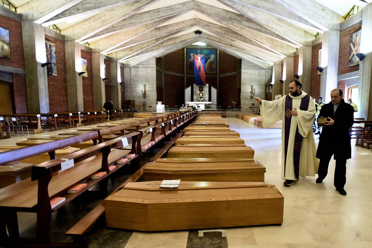 Padre benze caixões de mortos pela Covid, colocados dentro de uma igreja na Itália