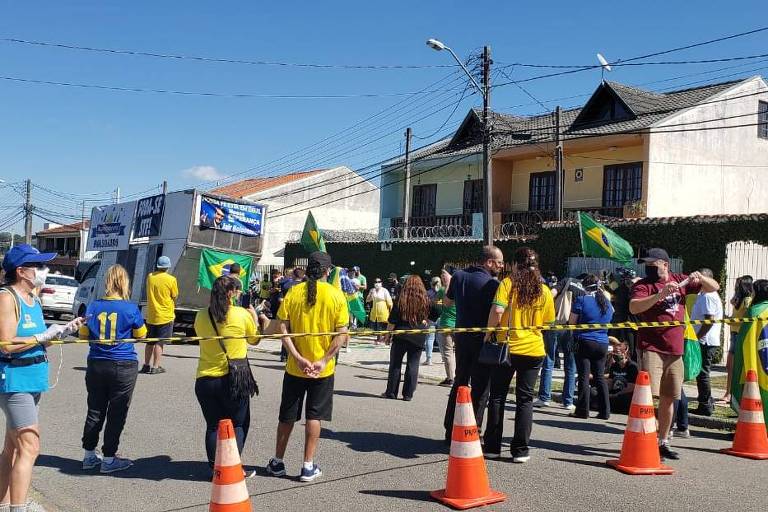 Concentração de grupos pró Bolsonaro e pró Moro em Curitiba, antes de depoimento do ex-ministro Sergio Moro à PF com acusações contra o presidente Jair Bolsonaro