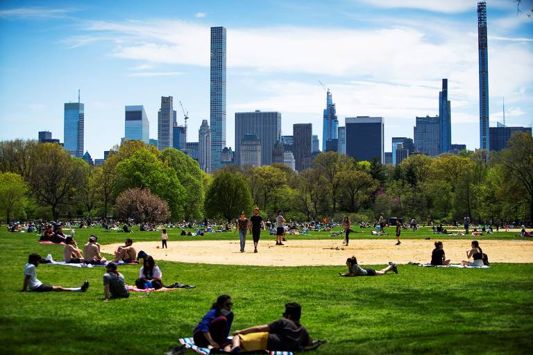 Nova-iorquinos aproveitam fim-de-semana ensolarado e vão ao Central Park