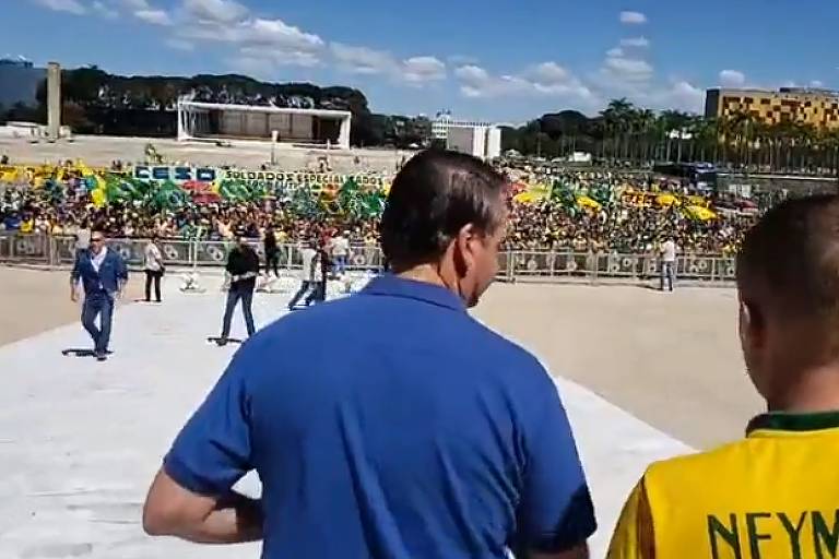 Em live, Jair Bolsonaro observa manifestação a seu favor em frente ao Palácio do Planalto