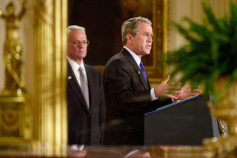 O ex-presidente dos EUA George W. Bush, refletido em um espelho, durante evento na Casa Branca, em Washington