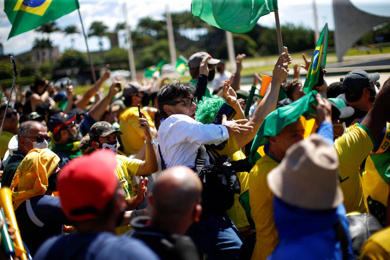 O fotógrafo Dida Sampaio, do jornal O Estado de São Paulo, é agredido por apoiadores do presidente Jair Bolsonaro