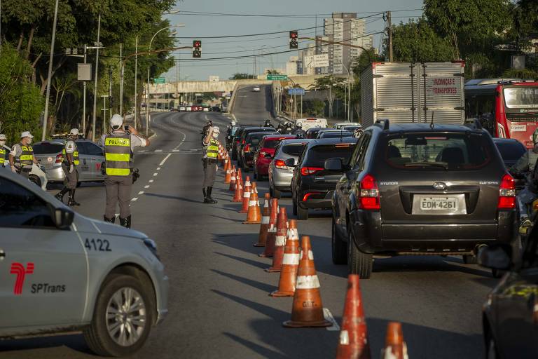 Bloqueio de vias na cidade São Paulo durante quarentena