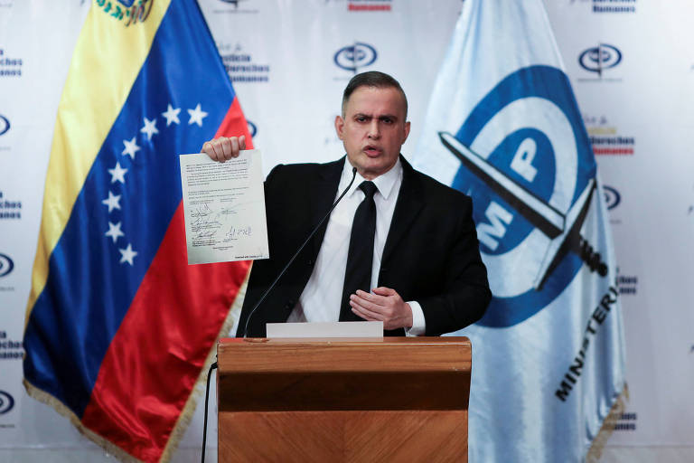 O procurador-geral da Venezuela, Tarek William Saab, mostra foto com o que ele afirma ser o contrato assinado por Juan Guaidó com mercenários 