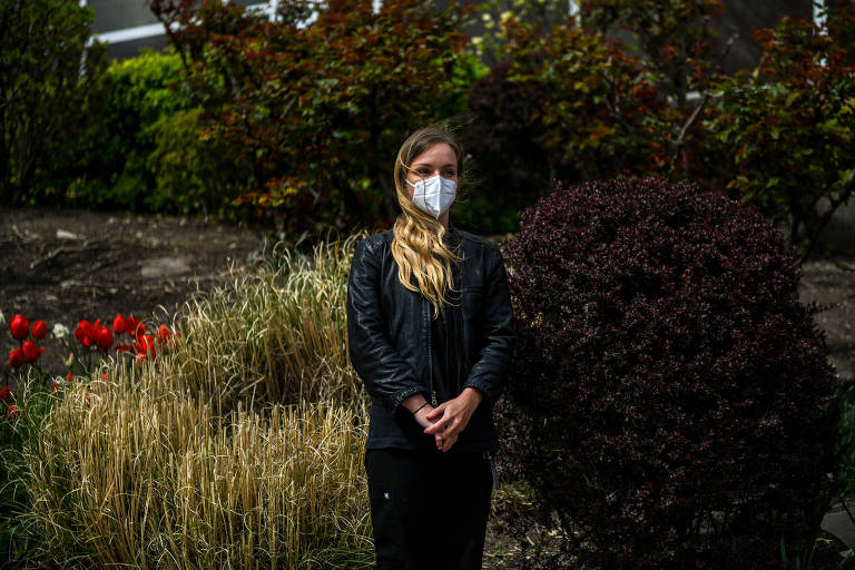 A médica Rachel Easterwood ao lado do NewYork-Presbyterian Allen Hospital, em Manhattan