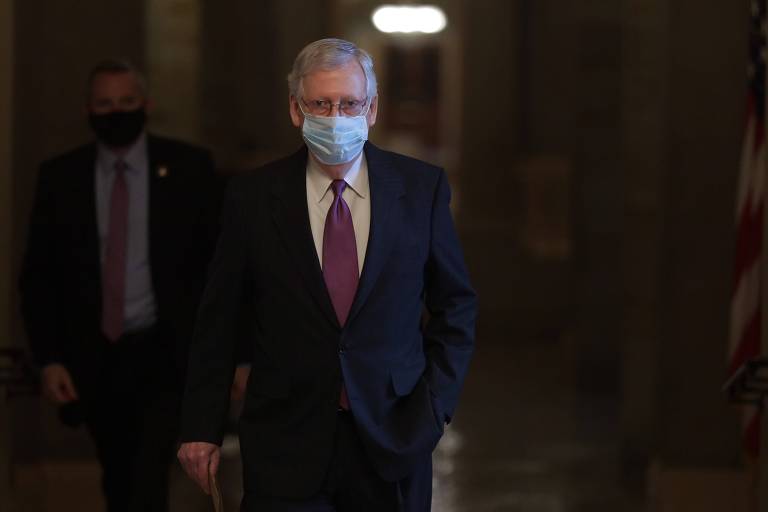 O líder dos republicanos no Senado, Mitch McConnell, caminha pelos corredores do Capitólio, em Washington 