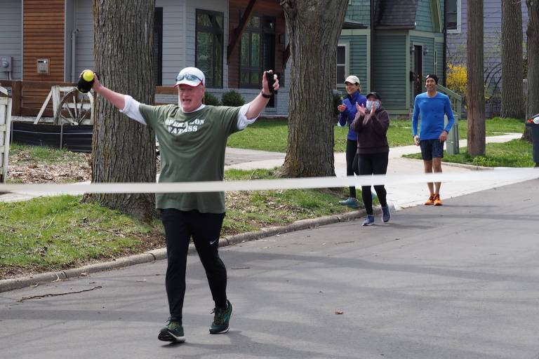 John Bacon chega à linha de chega de sua própria maratona em Ann Arbor, no estado de Michigan