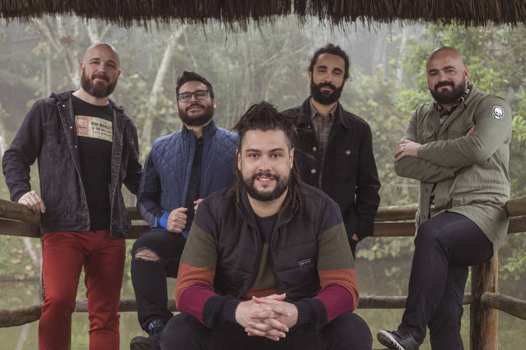 Maneva revela 2ª identidade em live com covers de Raul Seixas a Chitãozinho e Xororó