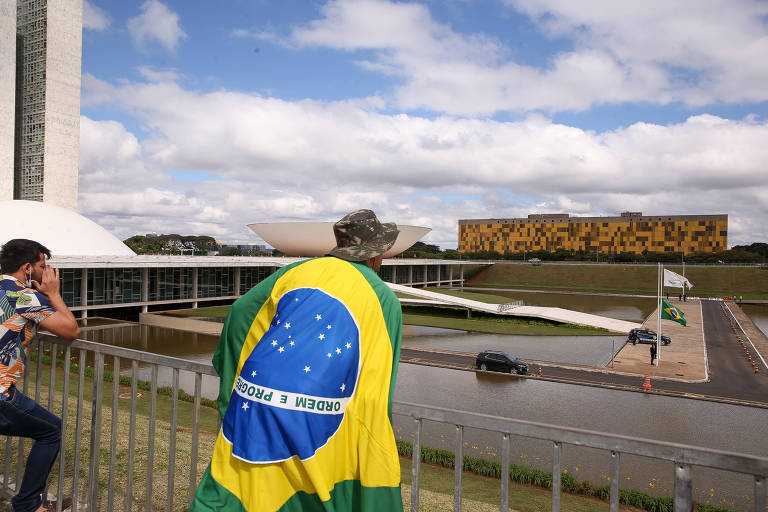 Manifestante pró-Bolsonaro em frente ao Congresso, no sábado (9)