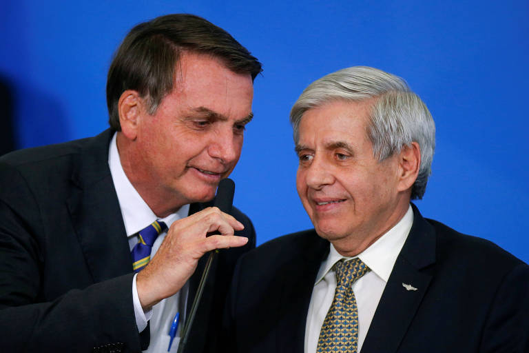 Jair Bolsonaro (PL) e o ex-ministro Augusto Heleno estão entre os proibidos de irem a eventos nas Forças Armadas