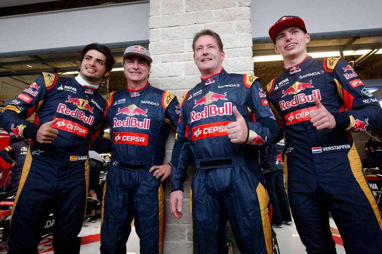 Os pilotos de F-1 Carlos Sainz Jr. e Max Verstappen com seus pais, Carlos Sainz e Jos Verstappen