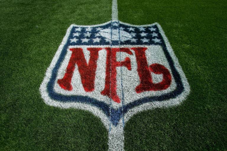 Logotipo da NFL pintado no campo do estádio do Denver Broncos antes de partida contra o Oakland Raiders