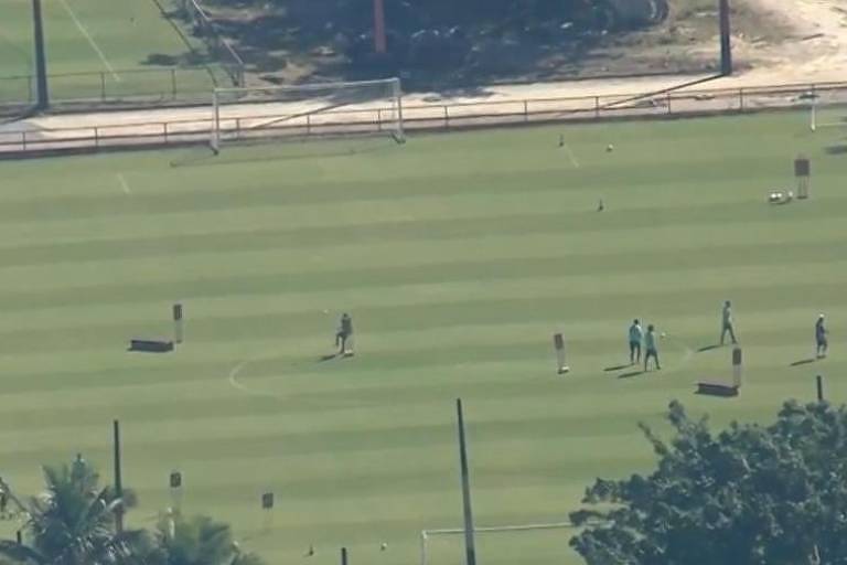 Imagem feita do alto por um helicóptero mostra jogadores do Flamengo treinando em um campo do CT do Ninho do Urubu