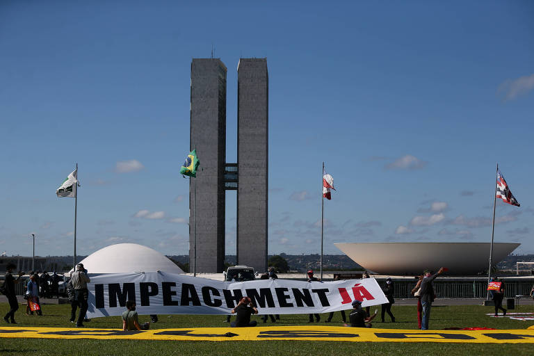 Militantes de movimentos de esquerda fazem manifestação pedindo o impeachment do presidente Jair Bolsonaro, em frente ao Congresso Nacional
